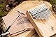Ortega Guitars Kalimba C-Dur akustisch - Percussion Series - Daumenklavier mit 17 Zungen - Mit Schallloch - Inklusive Zubehör - Bambus, Natur (OKB2)