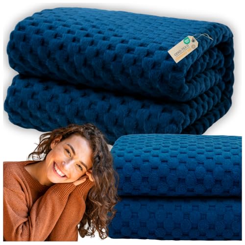ZOLTA Kuscheldecke 200x220 cm Blau Wohndecke Tagesdecke Sofaüberwurf warm weich dick geprägtes Muster Oeko-TEX leicht zu pflegen Geschenk Wohnzimmer Schlafzimmer Skandinavisch Polyester