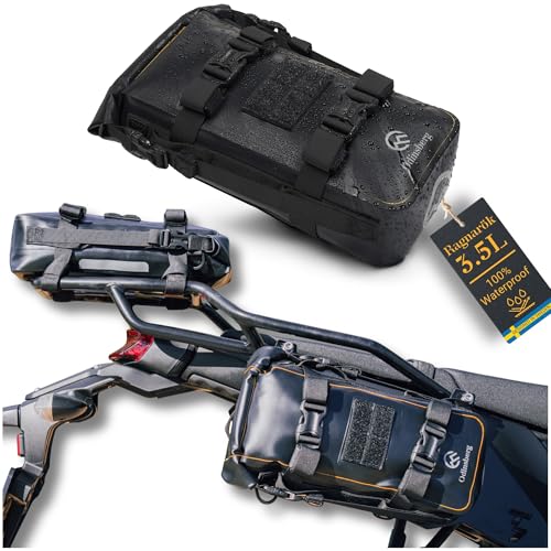 [TRAVEL LIGHT] Attacca una o più borse laterali per moto Ragnarök direttamente alla tua moto e usala come borsa portautensili per parafango, borsa per attrezzatura per dirtbike, borsa per sissybar, borsa per sella piccola per motociclette sulla tua moto dual sport, moto, moto da avventura o ATV.