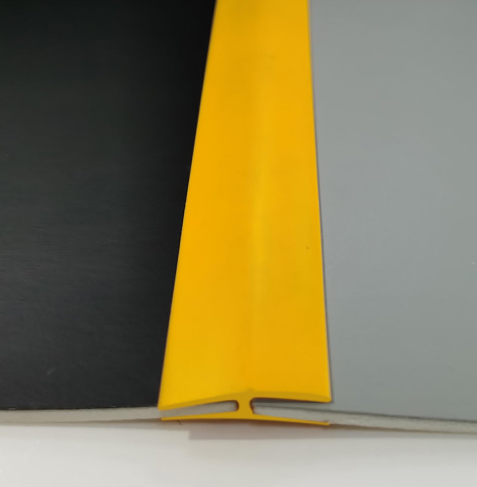XBTGS Striscia di transizione per soglia per pavimenti, moquette, laminato, vinile, cuciture in PVC, divisorio per pavimenti per casa e hotel, 1 m-10 m, giallo-7 m, giallo, 7 m, giallo