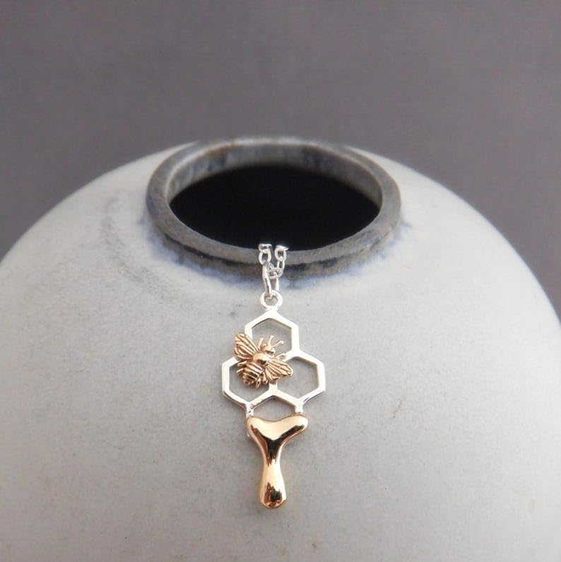 Collar de plata de ley 925 con abeja de bronce pequeña y dije de panal 2
