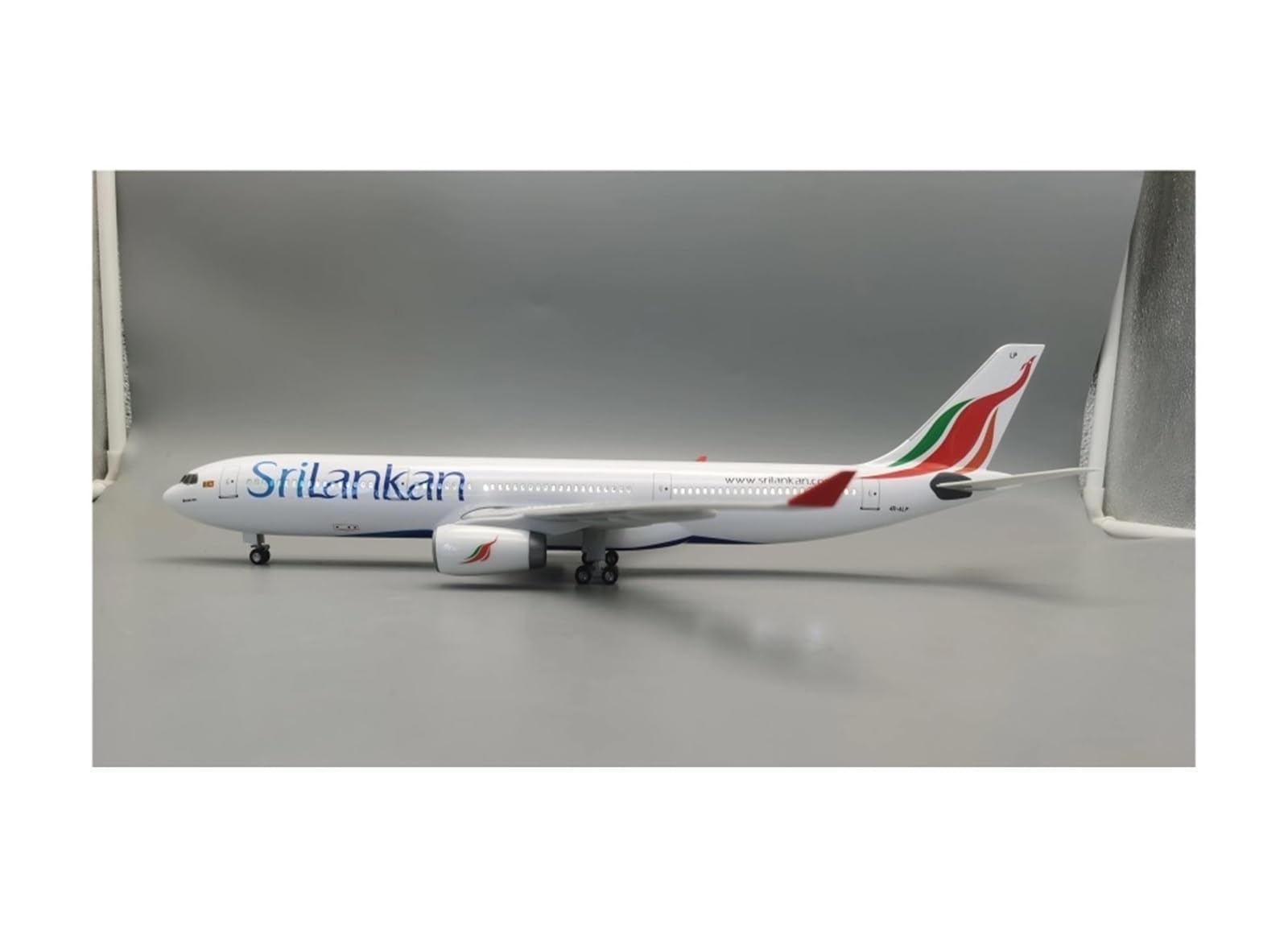 Odlewane zabawki samolotowe w skali 1:135 dla modelu A330 SriLankan Airlines Model odlewanego ciśnieniowo żywicy Model samolotu Kolekcjonerskie modele wystawowe Stacjonarny samolot do zbierania i