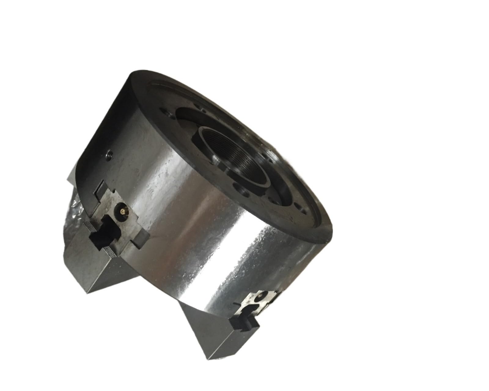 Plato de torno de cinco mordazas D200-1000 mm con cilindro integrado. Gran fuerza de sujeción con 5 pinzas y plato neumático de orificio pasante.