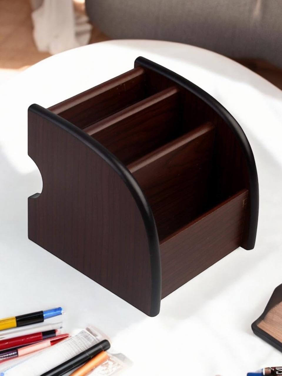 Samyuktha Organizer da scrivania in legno, organizer da scrivania a 3 scomparti, accessori da tavolo per ufficio, fermacarta/portapenne, supporto per tavolo da ufficio elegante (legno), marrone