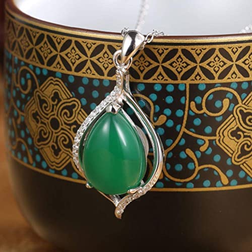 Collier calcédoine verte contre les décolletés ternes, pendentif goutte d'eau éclatant