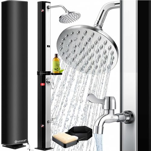KESSER® Doccia solare da giardino da 40 litri con supporto in metallo e copertura protettiva | acqua calda | max. 60°C | doccia per piscina, campeggio | soffione a pioggia e rubinetto | Nero/Argento