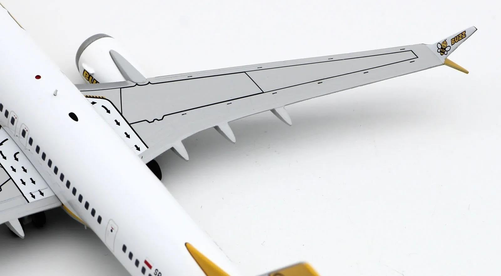 XJBTBA Aluminiowy samolot kolekcjonerski prezent 1 200 dla Buzz Airlines Boeing B737-8Max odlewany model samolotu SP-RZB ze stojakiem zestaw planetoy