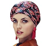 Está hecho de dos piezas de rayón: un gorro con una banda sujeta en la parte posterior y un fular muy largo tipo cinta extraíble. El fular se fija en la parte posterior del gorro a través de dos botones de presión, y una vez envuelto alrededor de la cabeza se detiene creando un nudo. Totalmente forrado en su interior.