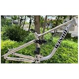 cuadro mtb carbono cube Este cuadro de DH MTB tiene un recorrido máximo de 155 mm, pivotes con rodamientos completamente sellados, una absorción de impactos más suave y un eje pasante trasero reforzado de 148 x 12 mm (con pieza de conversión de 142 mm).
