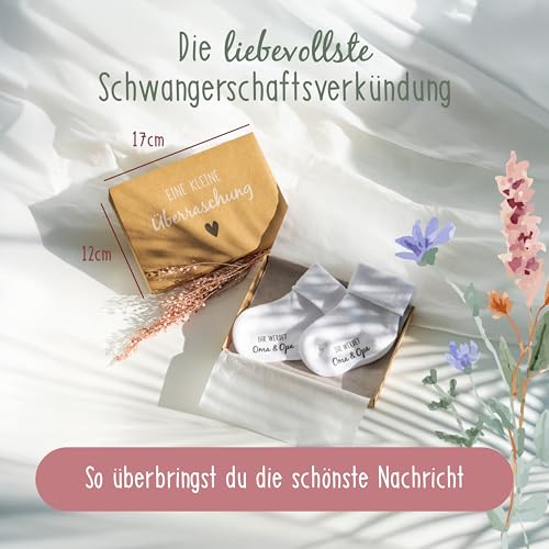 Amari® Babysocken Geschenkset – „Ihr werdet Oma & Opa“ – Schwangerschaft verkünden mit süßer Geschenkbox – Perfektes Baby Geschenk für werdende Großeltern