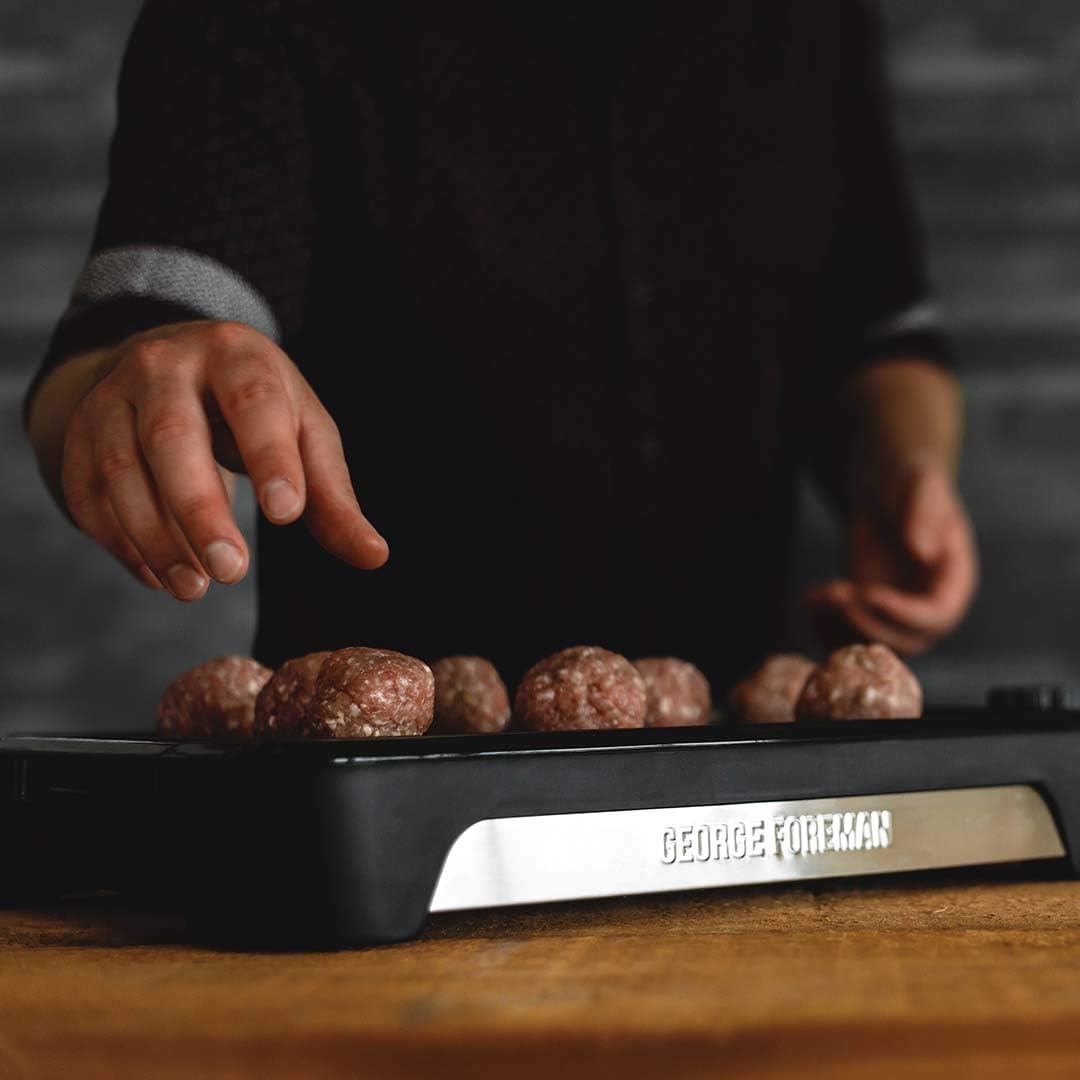 George Foreman Griglia Elettrica - Bistecchiera Elettrica, Niente Fumo per utilizzo in casa, 8 porzioni, Lavabile in Lavastoviglie, 2400 W, Temperatura regolabile, Smokeless BBQ Grill 25850-56 George Foreman Griglia Elettrica - Bistecchiera Elettrica, Niente Fumo per utilizzo in casa, 8 porzioni, Lavabile in Lavastoviglie, 2400 W, Temperatura regolabile, Smokeless BBQ Grill 25850-56