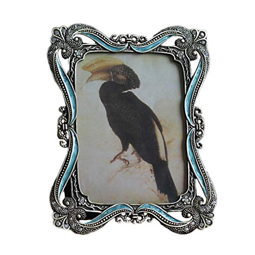 FACILE DA INSTALLARE: il meccanismo ben costruito e integrato è comodo e più sicuro da usare. Il piccolo armadietto sul retro della cornice in legno è facile da aprire e caricare le tue foto velocemente.