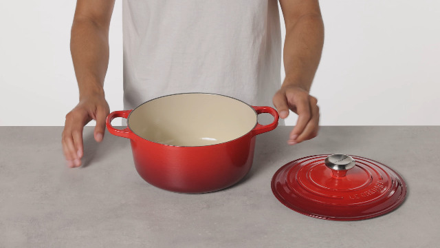 Signature. Cocotte à pain en fonte émaillée 24 cm, 1,6 L - Le Creuset Signature. Cocotte à pain en fonte émaillée 24 cm, 1,6 L - Le Creuset