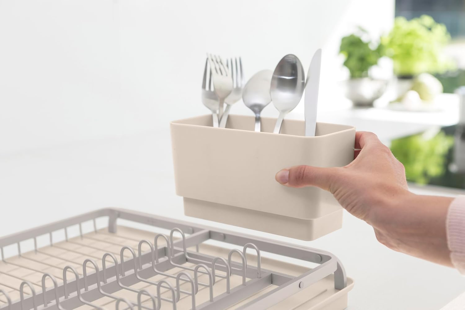 Brabantia Égouttoir Vaisselle SinkSide (Beige Clair), Égouttoir Vaisselle sur évier Polyvalent avec Panier à Couverts Amovible, Organisateur Plan de Travail Cuisine avec egouttoir Couverts intégré