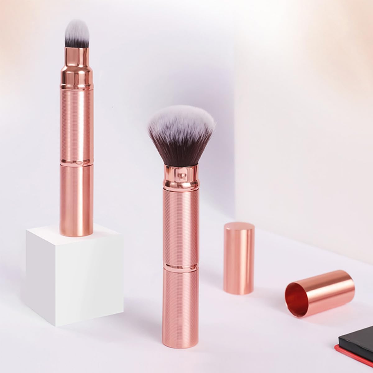 Set 2 Pennelli da Trucco Retrattili per Viaggio, Doppia Punta con Cappuccio, Fibre Sintetiche Morbide, per Fondotinta e Fard, Tocco Confortevole e Multiuso