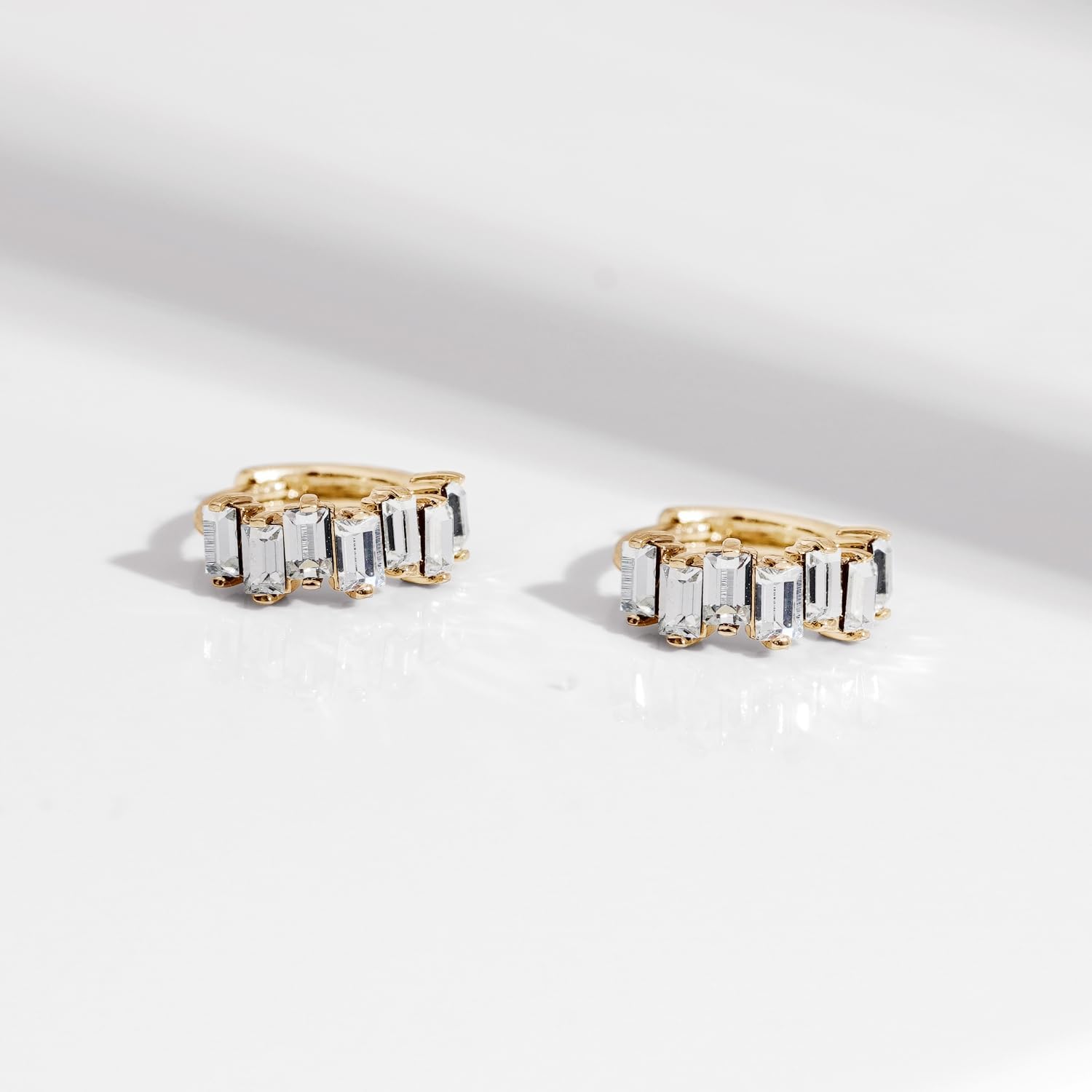 Amazon Essentials Baguette Stack Huggie Hoop Earrings - Image 4