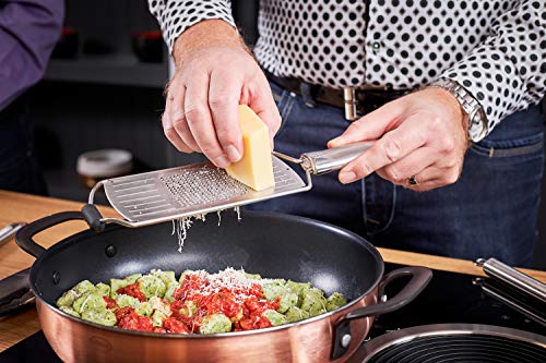 RÖSLE Feinreibe, Hochwertige Reibe für Parmesan, Gewürze, Zitrone, Schokolade oder Ingwer, mit Silikonstandfuß, Edelstahl 18/10… – Ansicht 3