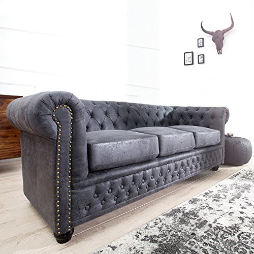 CAGÜ edler Designklassiker 3er Sofa Winchester Grau Kunstleder im klassisch englischen Chesterfield-Stil – Bild 3