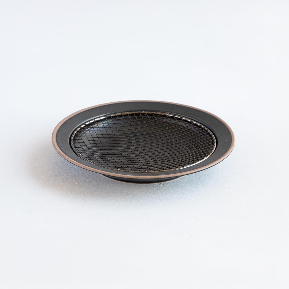 KIKIME amime Plate 7.4" with Removable Metal Grid – Made in Japan – Mino Ware Ceramic & Tsubame-Sanjo Stainless Craft – Dishwasher Safe (Black x Black
