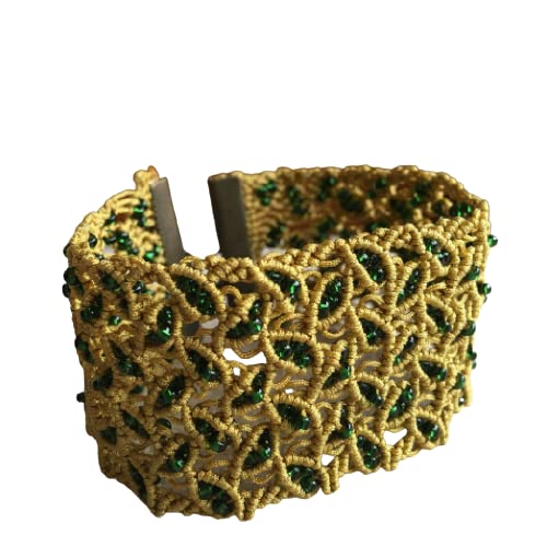 Pulsera micro macrame hecha a mano con hilo finísimo y pequeñas rocallas