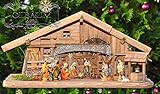 mit Holzschindeldach, liebevollen Details und Dekorationen z.B. Brunnen, Heugabel, Futterhalter, Mehlsack, Wanne...