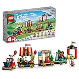 Incluye las mini figuras LEGO Disney de Peter Pan, Campanilla, Moana y Woody de Toy Story en divertidas carrozas temáticas, además de Mickey y Minnie Mouse para dirigir la celebración