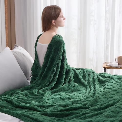 NEWCOSPLAY Super Soft Queen Blanket Dark Green Premium Silky Flannel Fleece 3D Checkered Lightweight Bed Blanket All Season Use (Dark Green Checkered, Queen(90"x90"))