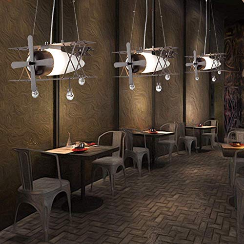 Lustre avion en fer forge industriel pour illuminer et décorer un grand espace de bar sombre