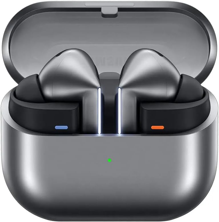 หูฟังไร้สาย Galaxy Buds3 Pro อยู่ภายในเคสชาร์จที่เปิดอยู่ พร้อมไฟแสดงสถานะ