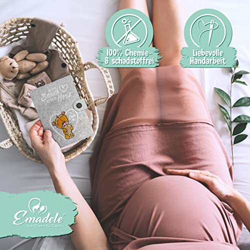 Emadele U-Heft Schutzhülle 'Aus dem Bauch mitten ins Herz' Hellgrau aus Filz Handmade. Kinder-Untersuchungsheft Hülle für Impfpass – Ansicht 5
