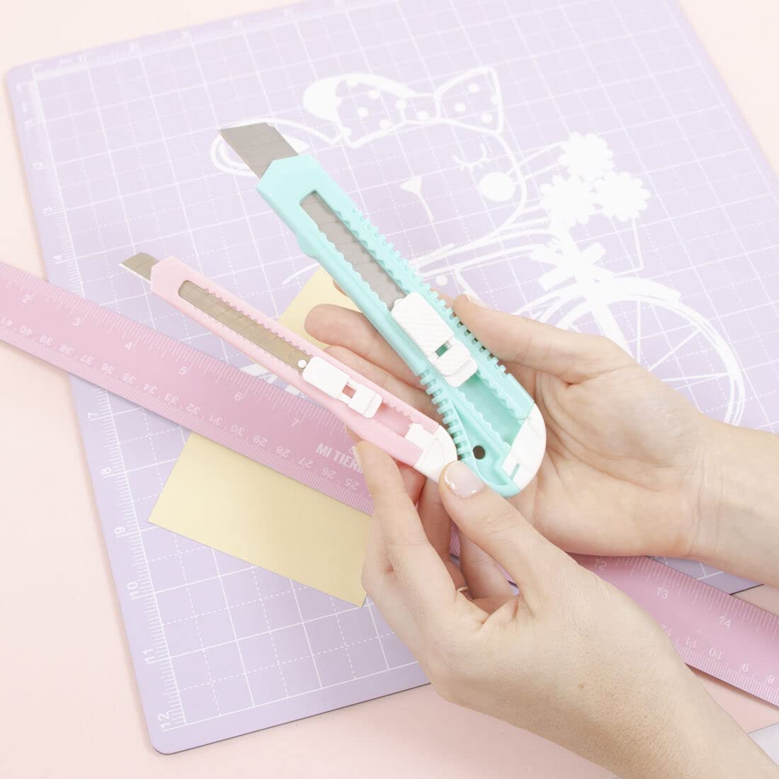 Craftelier Confezione 2 Cutter Rosa Turchese Impugnatura Antiscivolo 15x1,5 cm 15x2,5 cm Bloccaggio