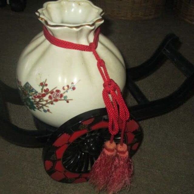 九谷焼の色絵飾壺 Amazon.co.jp: □九谷焼栄山窯 飾り壺 色絵染付 置台付き 未使用