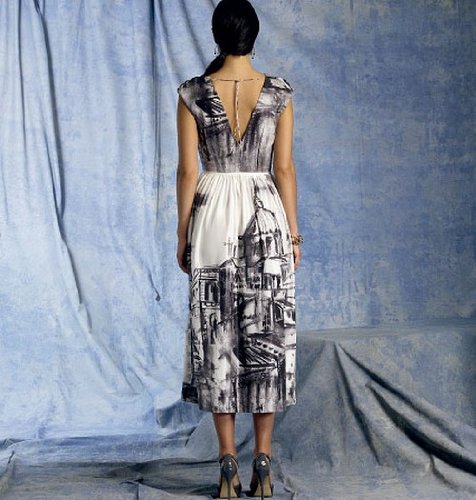 Patron de robe Vogue V1402 design multicolore avec planche multi-taille