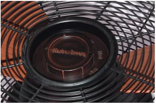 Close-up of fan hub with speed settings