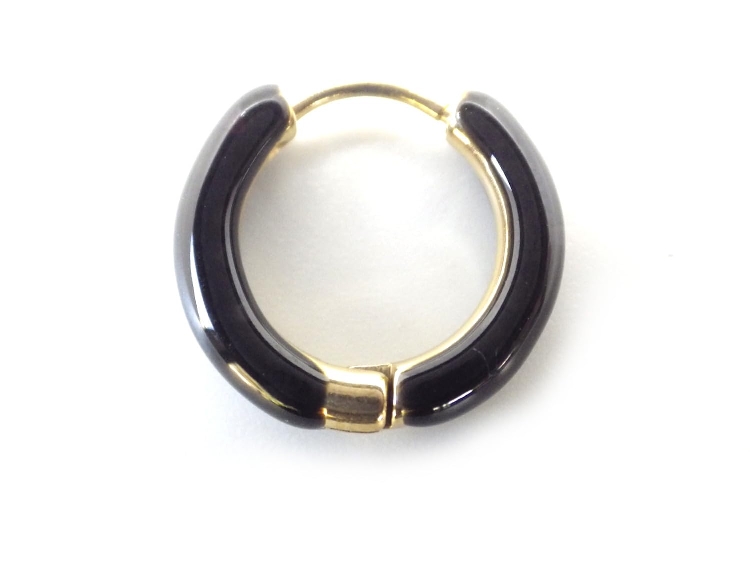 Boucles d’oreilles créoles noires en émail et acier inoxydable plaqué or 18K, diamètre 16 mm – bijou artisanal fait main en France, chic, léger et résistant