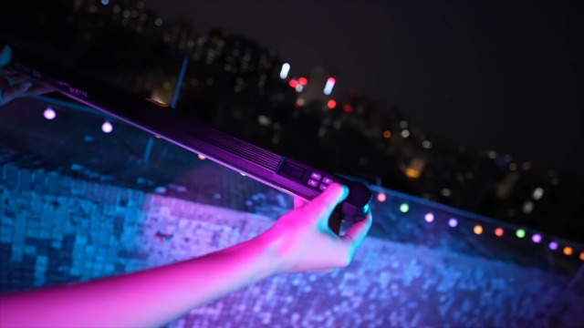 VLTROX Lampe De Caméra Rétro 12X RVB, Lampe Vidéo LED RVB Rechargeable 22 Wh Avec Contrôle Par Application/CRI 95+/26 Modes De Scène/2500 K-8500 K/Panneau D'éclairage De Photographie Portable