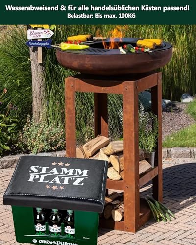 CULT at home Bierkastensitz Stammplatz inkl. Bierdeckel Memospiel – Bierkasten Aufsatz Gartenhocker Hocker Balkon - Geschenkset Camping für Männer Bierkisten Sitzauflage – Geschenk Vatertag 44 x 34 cm