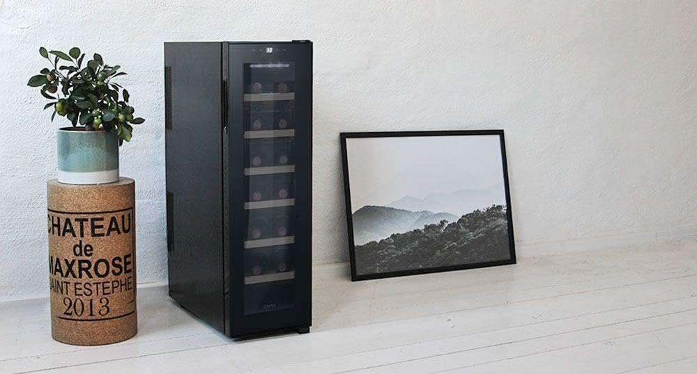 Cavin Cantinetta vino termoelettrica a libera installazione, Northern Collection 14 Black, cantinetta vino nera, 14 bottiglie, porta con protezione UV, sei ripiani in legno