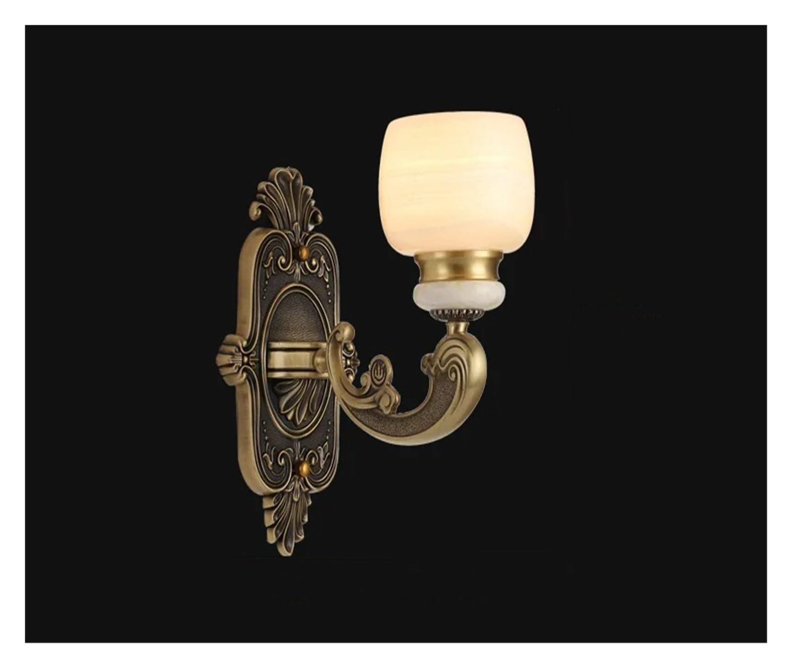 Appliques murales en marbre illuminant une chambre de villa