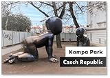 Prag, Tschechische Republik – berühmte Skulptur Krabbelnde Babys von David Cerny im Freien im Kampa Park Museum, Kühlschrankmagnet
