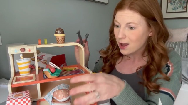 Lehoo Castle Cocinita Infantil De Madera – Mostrador De Hamburguesas Con Accesorios – Juego De Comida Para Niños 3-6 Años – Incluye Menú Y Monedas