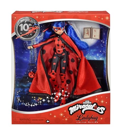 BANDAI P50199 - Muñeca Miraculous Ladybug 10 cumpleaños, edición Limitada en Caja con Accesorios - Licencia Oficial Miraculous - Muñeca Maniquí articulada 26 cm - Juguete Infantil de 4 años y +