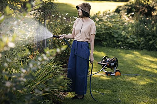 Fiskars Dévidoir Manuel XL sur Roues, kit d'Arrosage Tout-en-Un, Enroulement Manuel, Portée Totale de 21,5 m, Tuyau d'Arrosage de Taille Universelle (Ø 13 mm), Raccord de Robinet Universel, 1062256