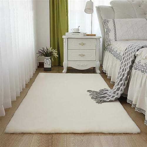 Tapis à poils longs beige doux pour une chambre cocooning - 2