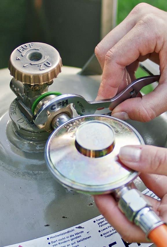 CFH Gasdruckregler Propan Gasflasche 50 mbar zweistufig DR 414 - Druckminderer mit Manometer & Thermo-Sicherheit, Eingang G.12, Ausgang H.4 1/4, für 5 kg & 11 kg Gasflaschen, gemäß EN 16129 CFH Gasdruckregler Propan Gasflasche 50 mbar zweistufig DR 414 - Druckminderer mit Manometer & Thermo-Sicherheit, Eingang G.12, Ausgang H.4 1/4, für 5 kg & 11 kg Gasflaschen, gemäß EN 16129