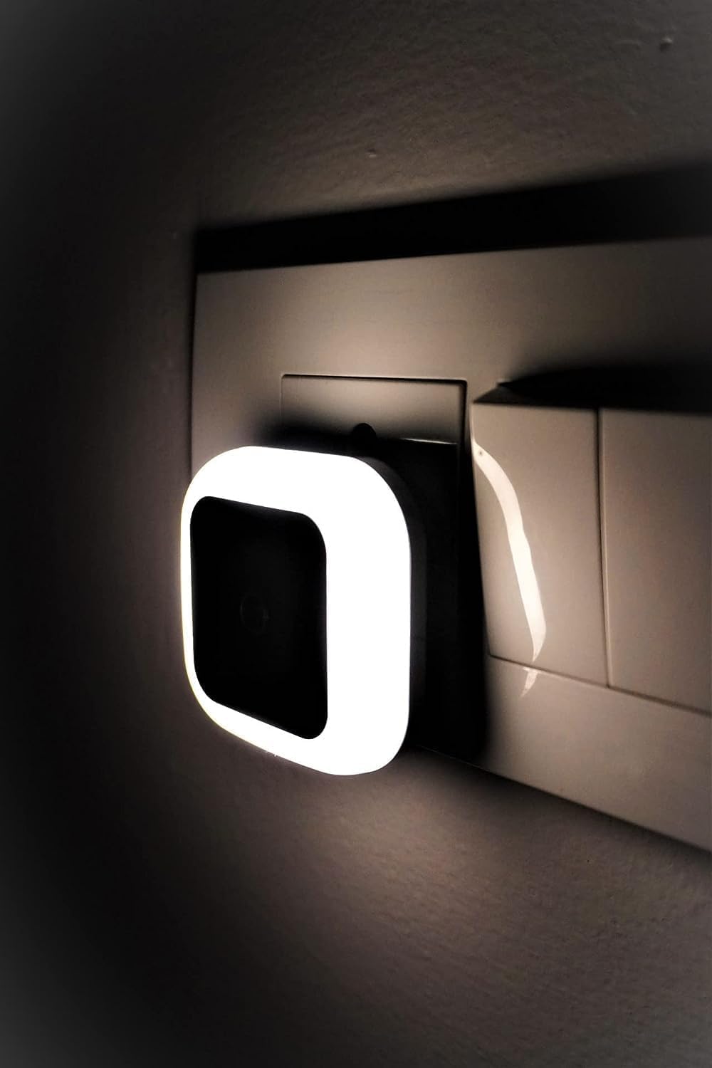 led plug-in night light, square shape, dusk to dawn sensor, white and black, for bedroom and hallway