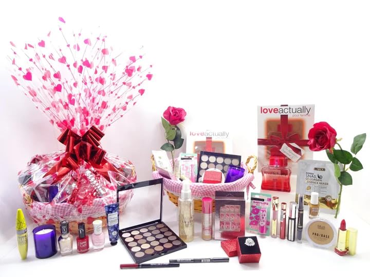 Luxueux panier de beauté pour elle avec maquillage, parfum, bougie, rose rouge et anneau en cristal