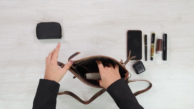 Bolso bandolera de cuero para mujer miniatura 7
