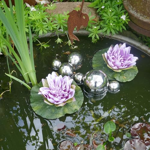 Storm’s Gartenzaubereien Miniteich Komplettset mit 2 künstlichen Seerosen lila Schwimmkugeln - Teichkugeln in Silber