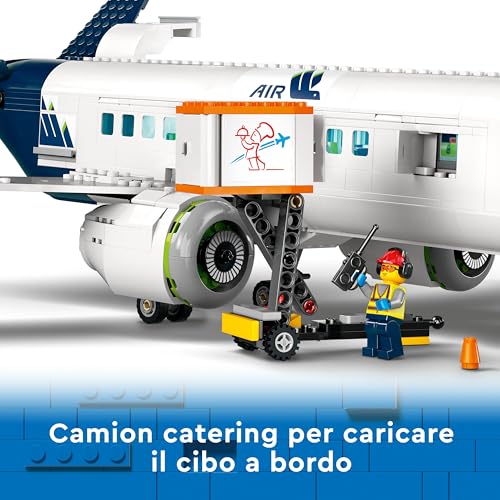 60367 City Aereo Passeggeri, Grande Modellino di Aeroplano Giocattolo da Costruire con 9 Minifigure e Veicoli dell'Aeroporto: Autobus, Trattore Aeroportuale, Camion del Catering e Furgone Bagagli - Lego - Immagine 4